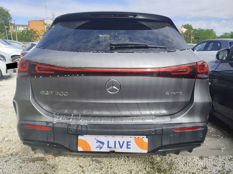 Mercedes-Benz EQA 300 4Matic AMG Line — zdjęcie 4