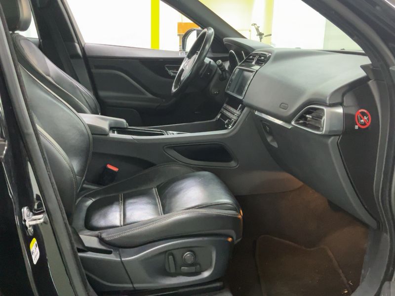 Jaguar F-Pace 20d Prestige AWD — zdjęcie 11
