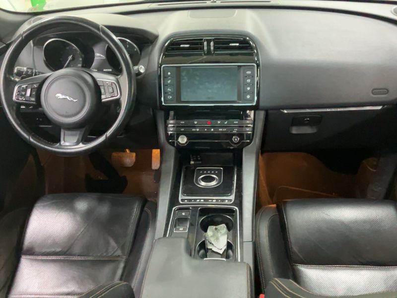 Jaguar F-Pace 20d Prestige AWD — zdjęcie 12