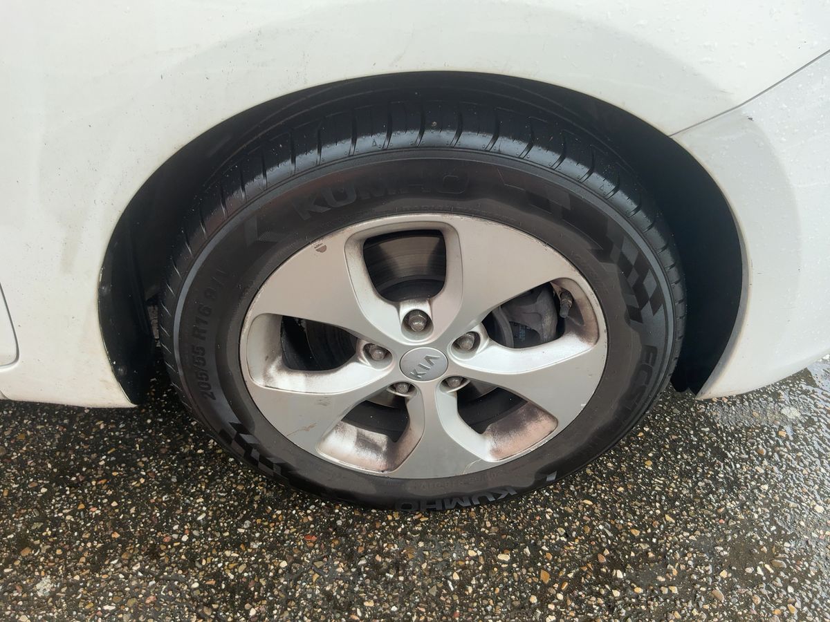 Kia Carens 2016 — photo 12