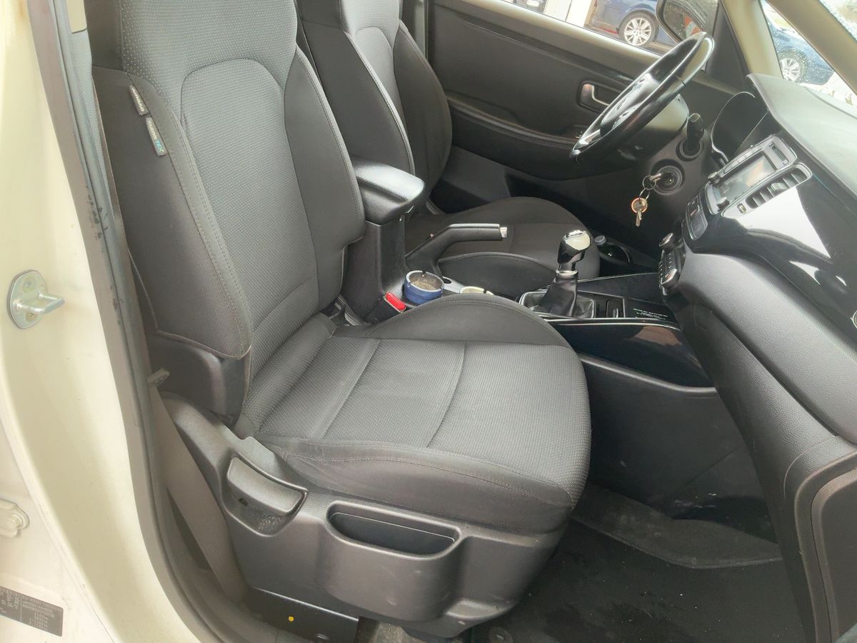 Kia Carens 2016 — photo 17