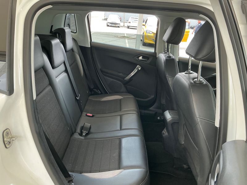 Peugeot 2008 1.6 e-HDi Allure 2015 – снимка 19