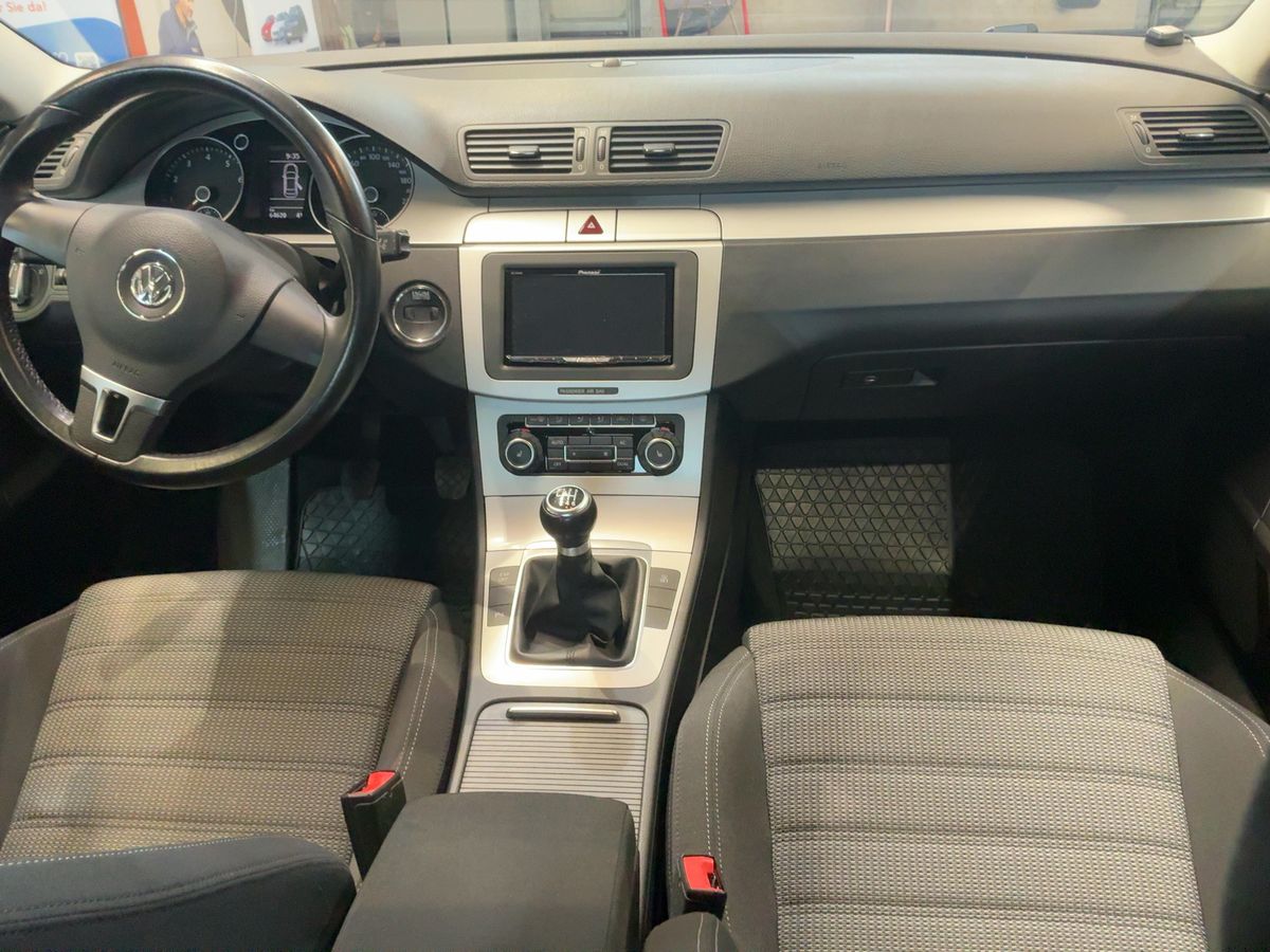 Volkswagen Passat 2010 — photo 18
