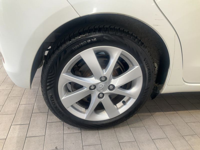 Toyota Yaris 1.5 Hybrid Club 2013 – снимка 9