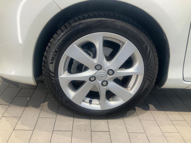 Toyota Yaris 1.5 Hybrid Club 2013 – снимка 3