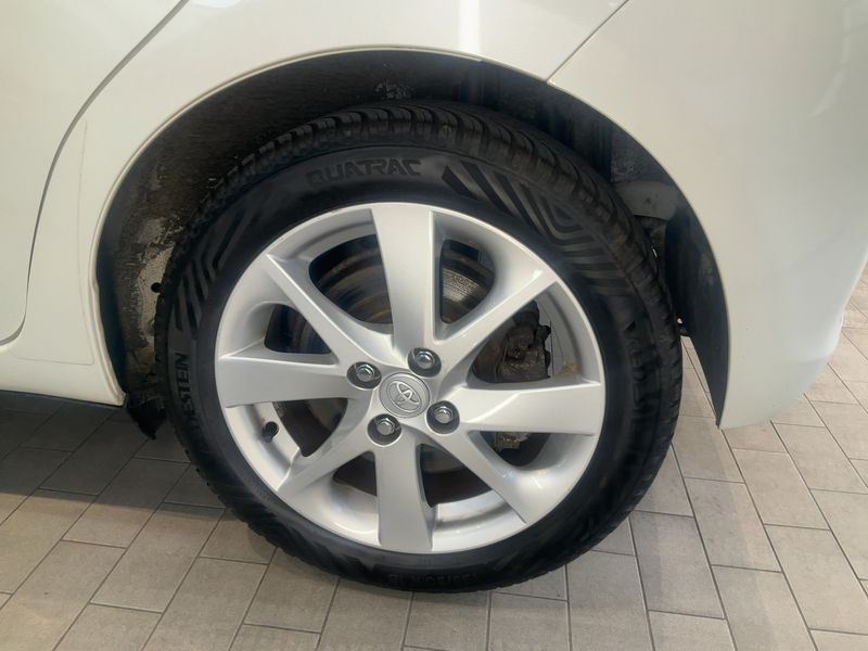 Toyota Yaris 1.5 Hybrid Club 2013 – снимка 5