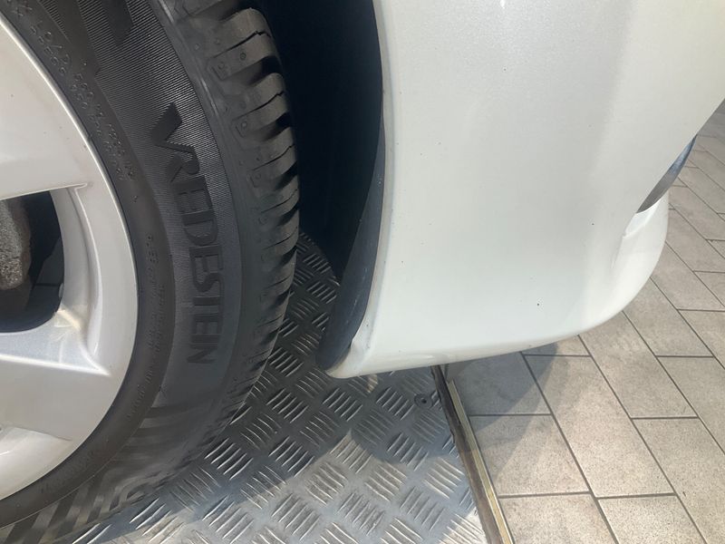 Toyota Yaris 1.5 Hybrid Club 2013 – снимка 32