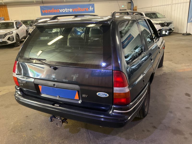 Ford Escort 1.8 Ghia — zdjęcie 2