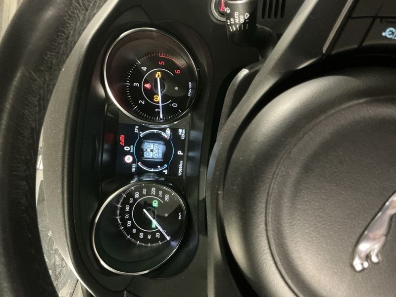 Jaguar E-Pace D150 AWD — zdjęcie 13