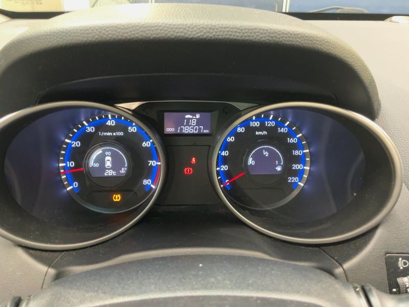 Hyundai ix35 1.6 FIFA World Cup Edition 2WD — zdjęcie 13