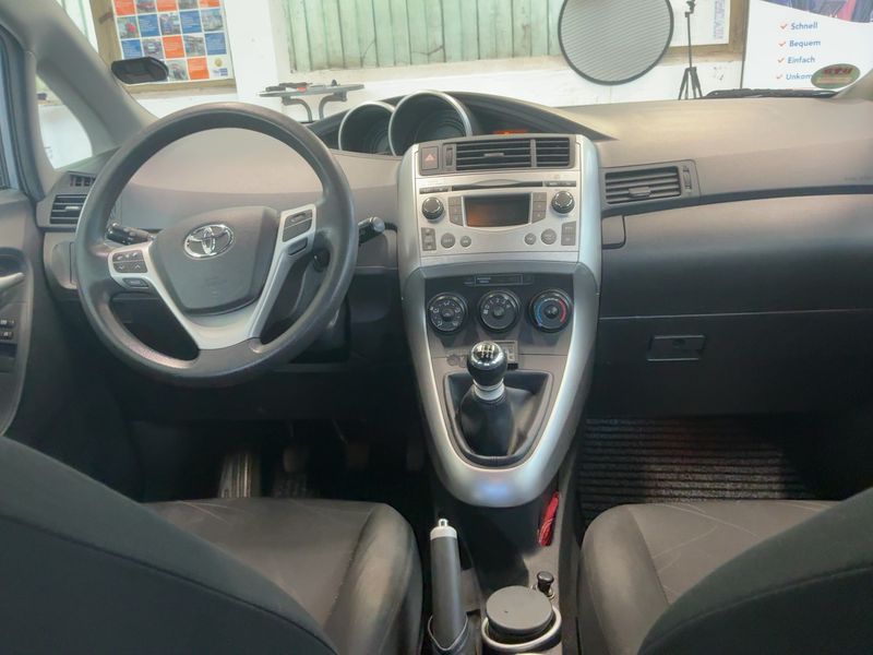 Toyota Verso 1.6 — zdjęcie 12