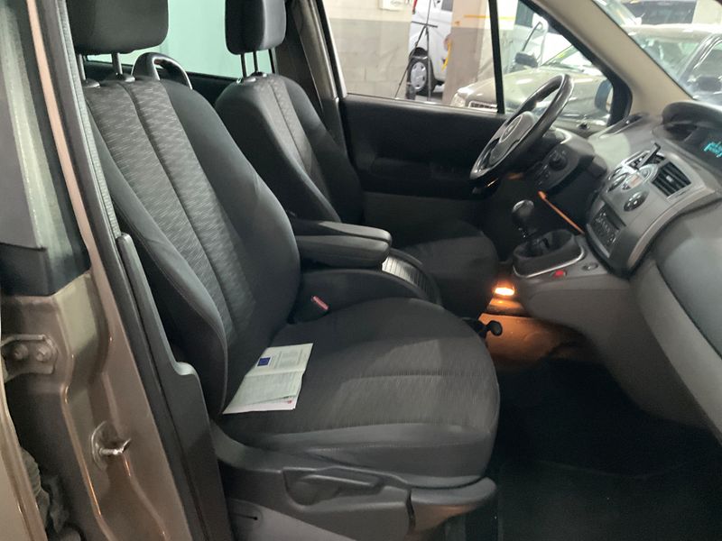 Renault Grand Scenic 2.0 dCi Dynamique — zdjęcie 3