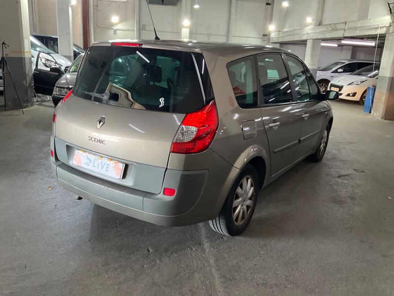 Renault Grand Scenic 2.0 dCi Dynamique — zdjęcie 2