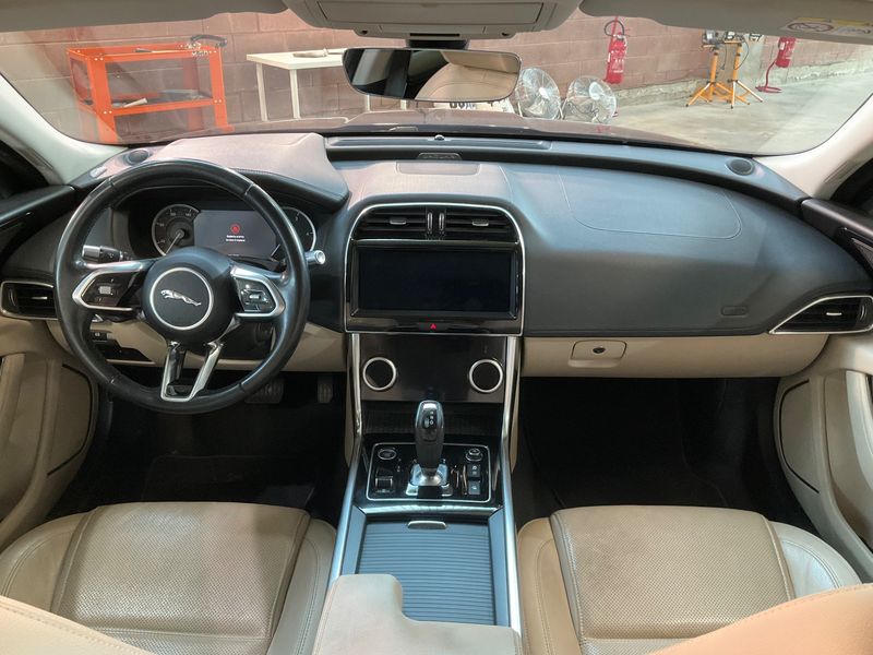 Jaguar XE 25t S — zdjęcie 12