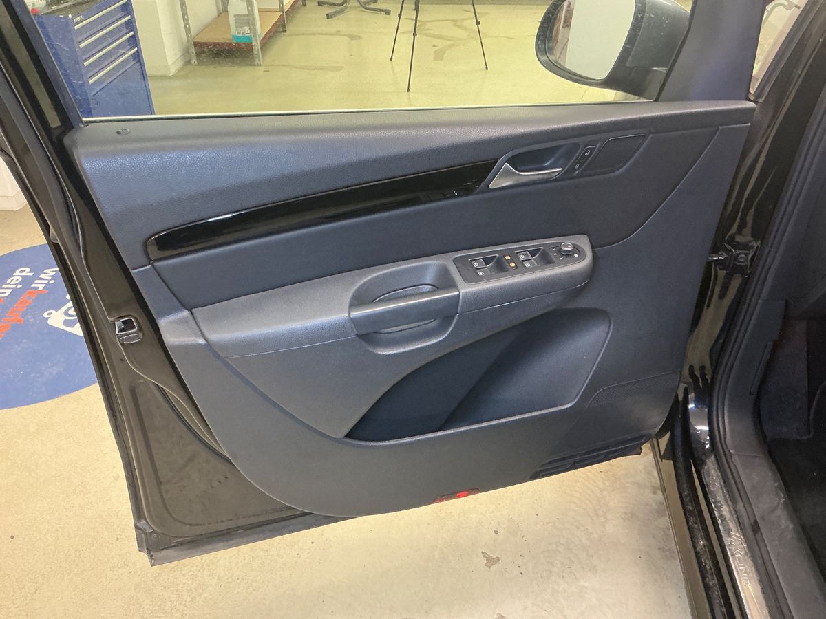 Seat Alhambra 2017 — photo 46