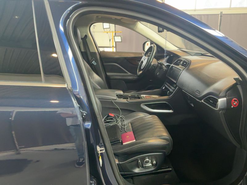 Jaguar F-Pace 30d Portfolio AWD — zdjęcie 11