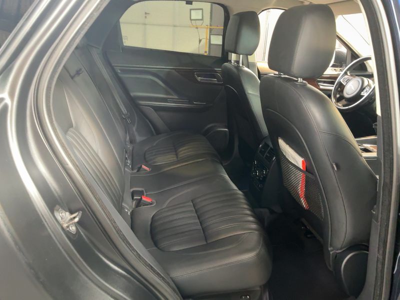 Jaguar F-Pace 30d Portfolio AWD — zdjęcie 14