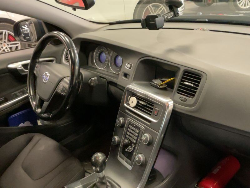Volvo V60 1.6 D Kinetic — zdjęcie 12