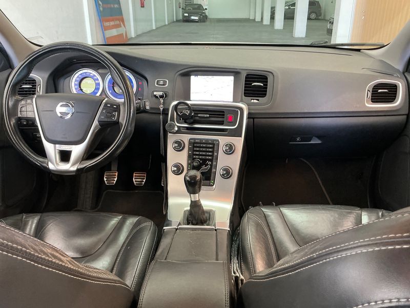 Volvo V60 2.0 D4 R-Design — zdjęcie 12