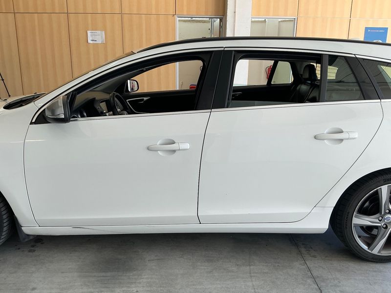 Volvo V60 2.0 D4 R-Design — zdjęcie 4
