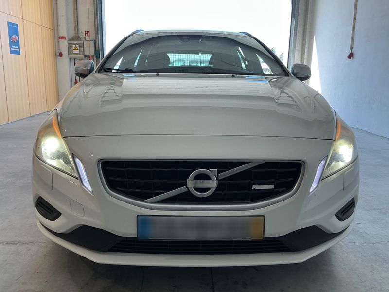 Volvo V60 2.0 D4 R-Design — zdjęcie 9