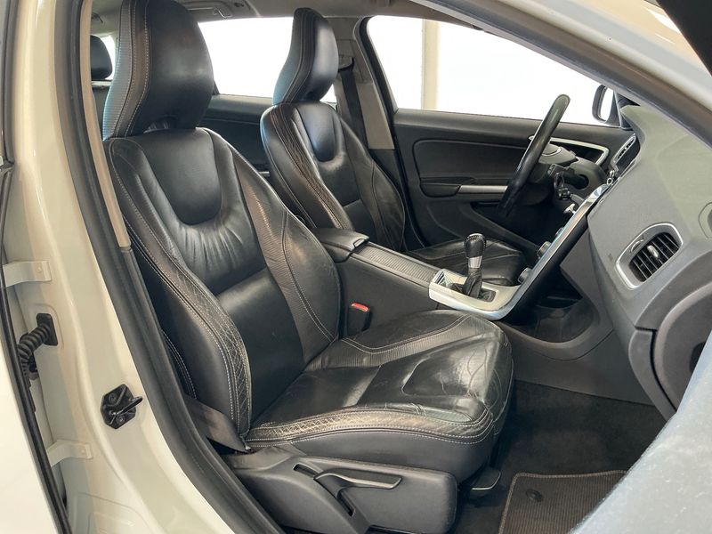 Volvo V60 2.0 D4 R-Design — zdjęcie 11