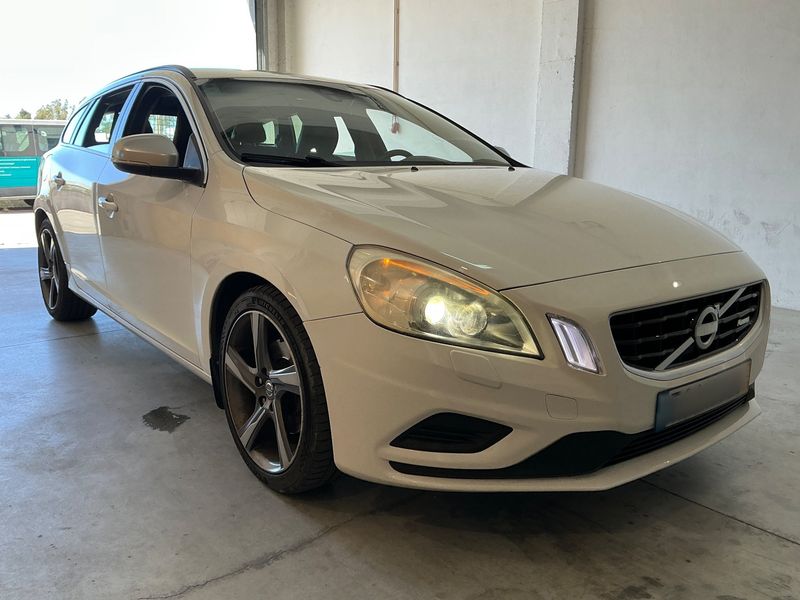 Volvo V60 2.0 D4 R-Design — zdjęcie 8