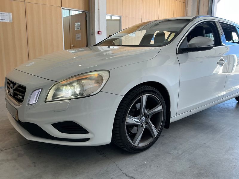 Volvo V60 2.0 D4 R-Design — zdjęcie 2