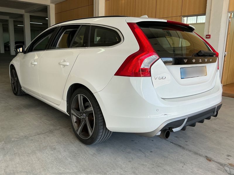 Volvo V60 2.0 D4 R-Design — zdjęcie 3