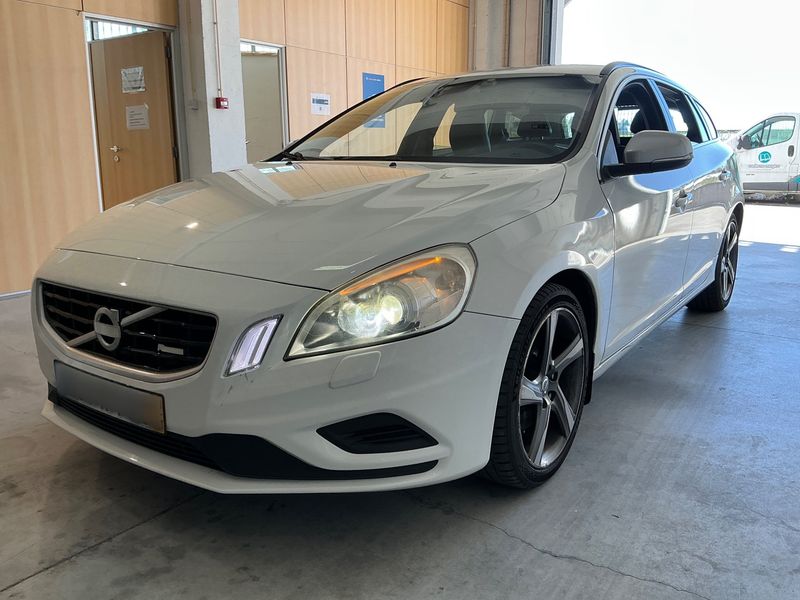 Volvo V60 2.0 D4 R-Design — zdjęcie 1