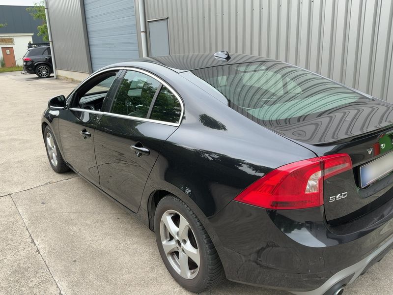 Volvo S60 1.6 D2 R-Design — zdjęcie 3