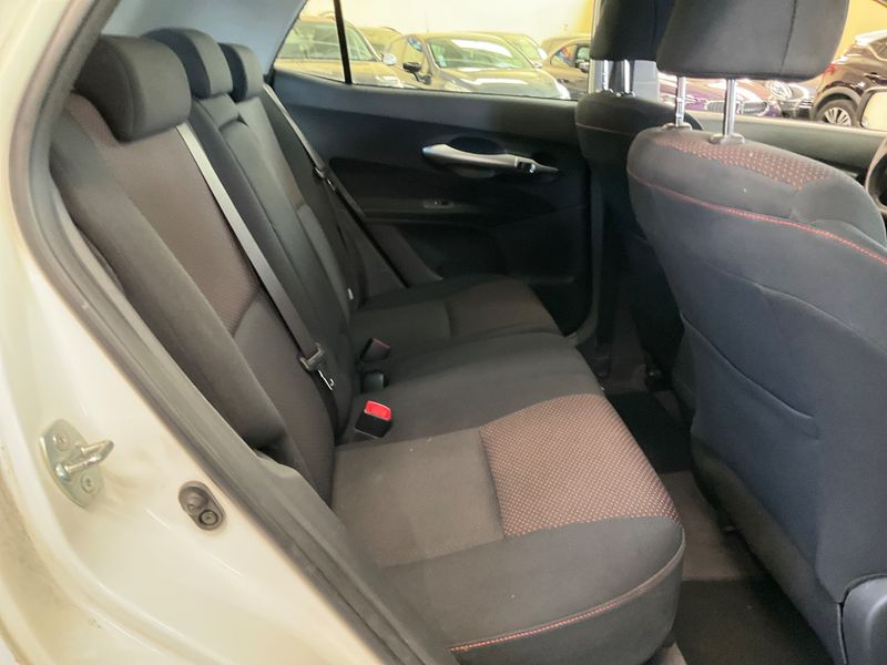 Toyota Auris 2.0 D-4D Advance — zdjęcie 14