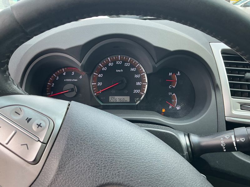Toyota Hilux 3.0 Turbodiesel Double Cab Life 4x4 — zdjęcie 13