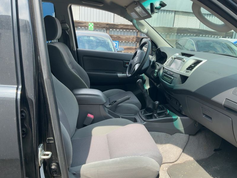 Toyota Hilux 3.0 Turbodiesel Double Cab Life 4x4 — zdjęcie 11