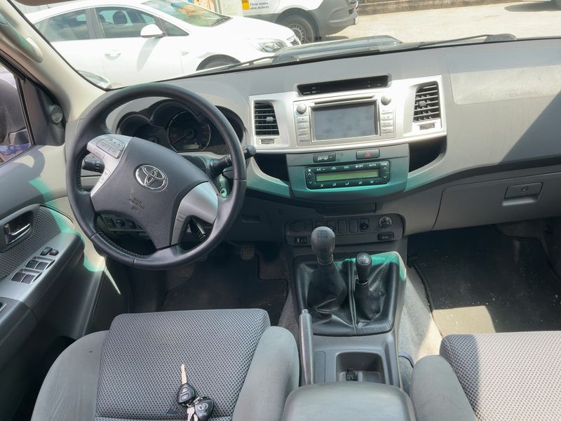 Toyota Hilux 3.0 Turbodiesel Double Cab Life 4x4 — zdjęcie 12