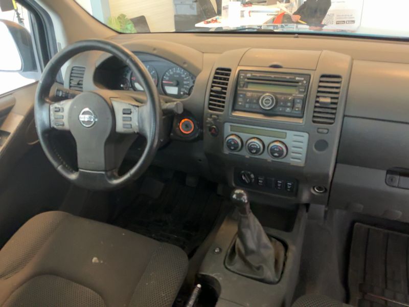 Nissan Navara Pick-up 2.5 dCi King Cab SE 4x4 — zdjęcie 12