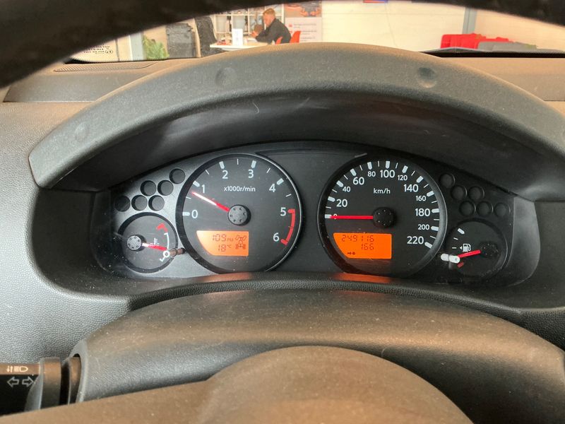 Nissan Navara Pick-up 2.5 dCi King Cab SE 4x4 — zdjęcie 13