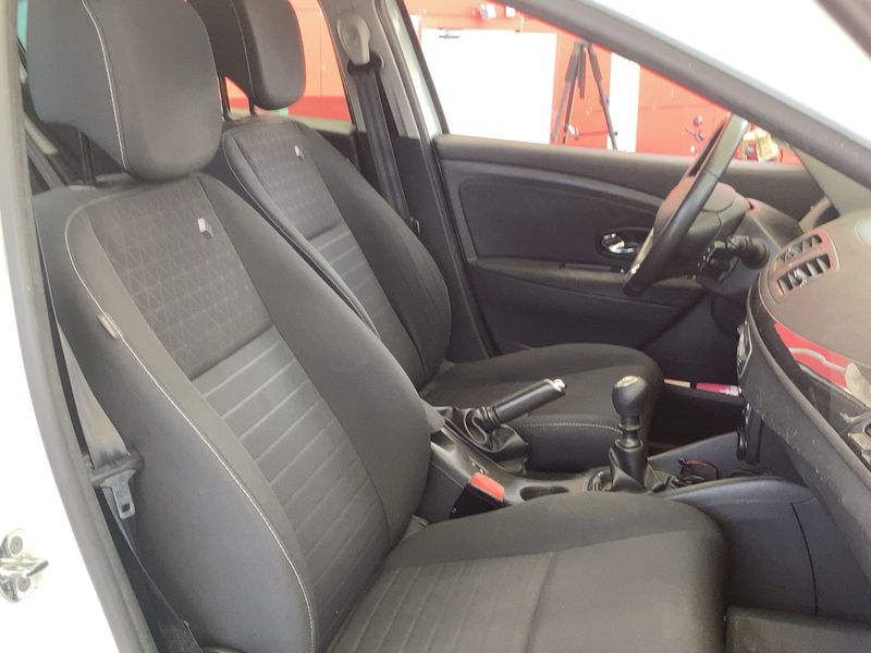 Renault Megane 1.5 dCi Limited — zdjęcie 11