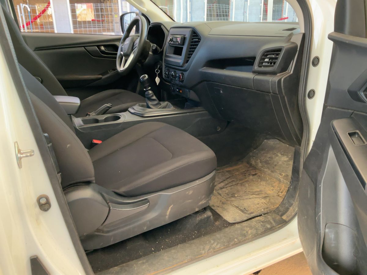 Isuzu D-MAX 2023 — photo 17