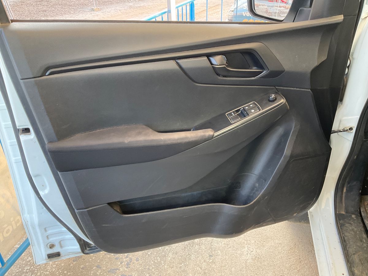 Isuzu D-MAX 2023 — photo 41