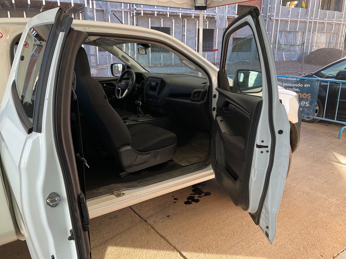 Isuzu D-MAX 2023 — photo 35