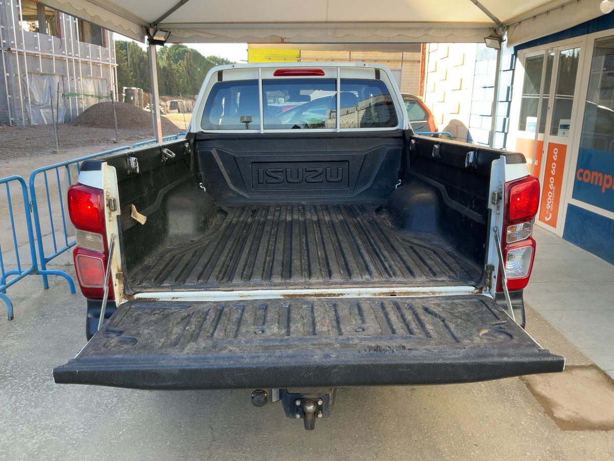 Isuzu D-MAX 2023 — photo 16