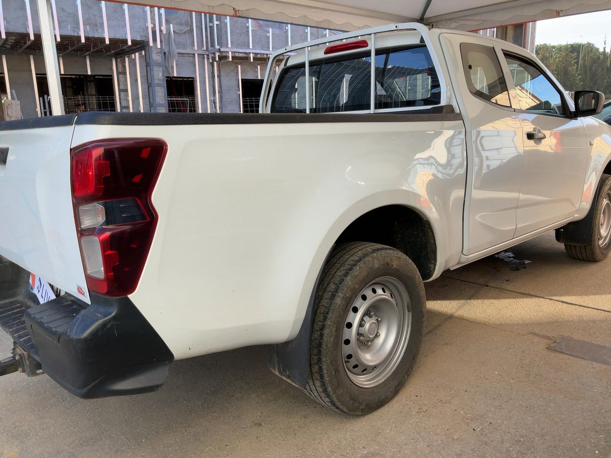 Isuzu D-MAX 2023 — photo 9