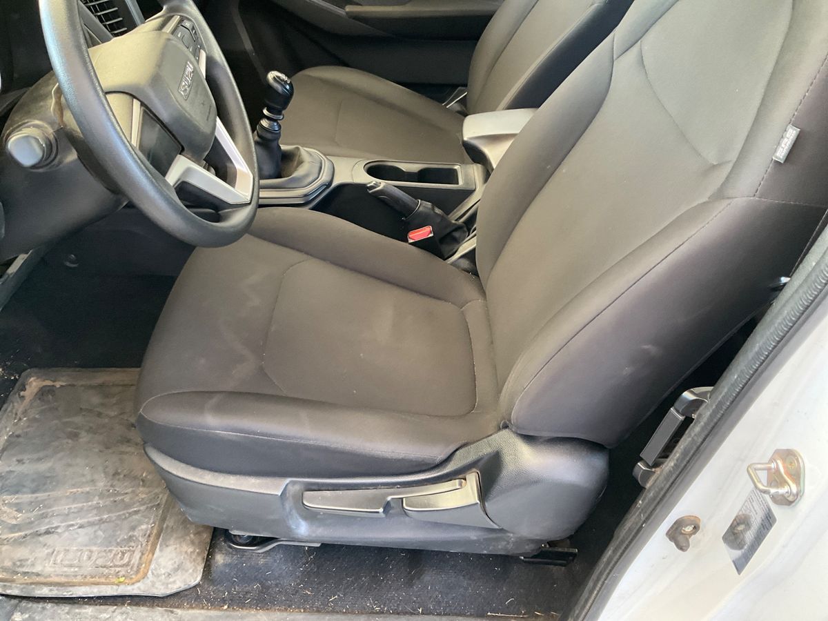 Isuzu D-MAX 2023 — photo 37