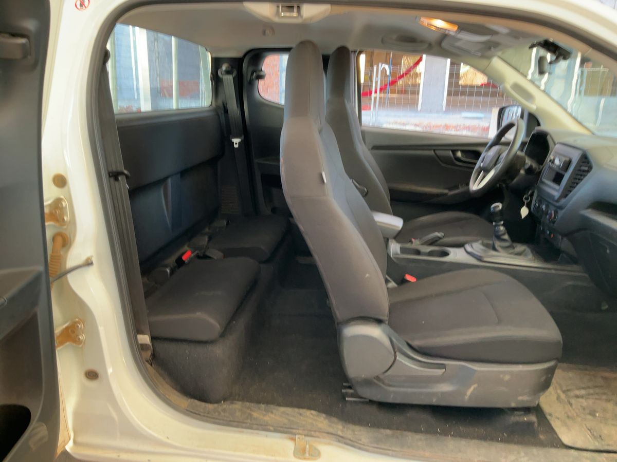 Isuzu D-MAX 2023 — photo 20