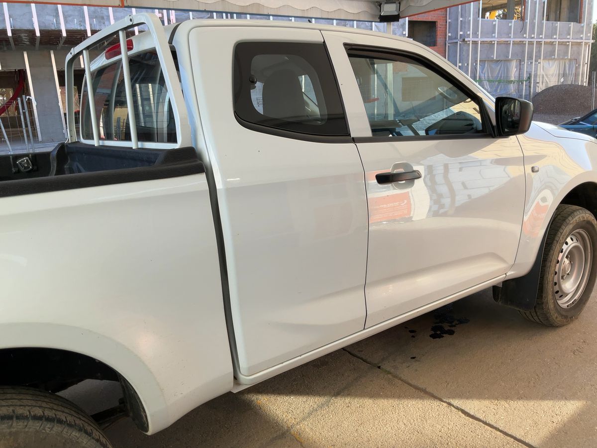 Isuzu D-MAX 2023 — photo 11