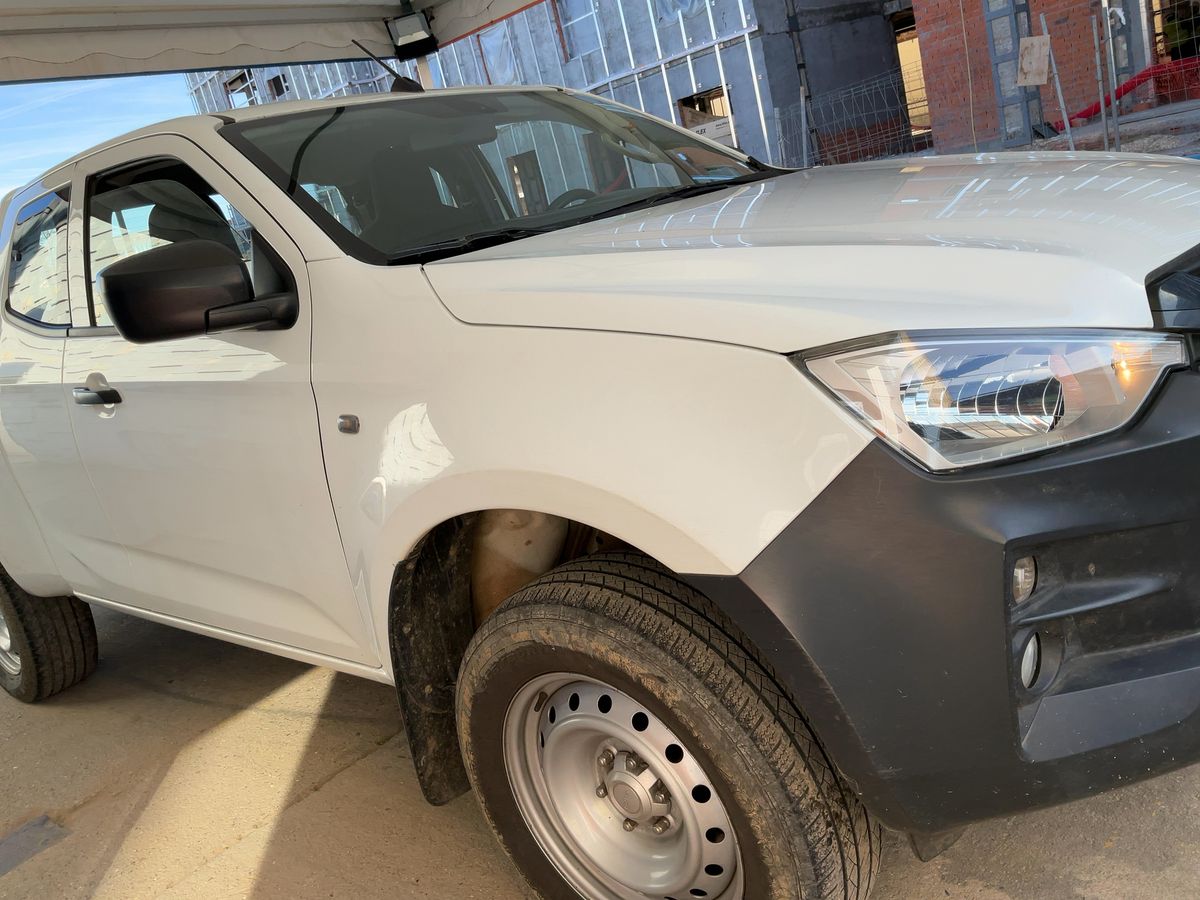 Isuzu D-MAX 2023 — photo 13