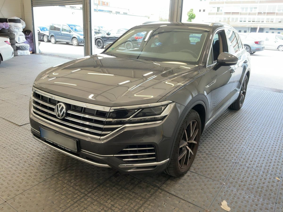 Volkswagen Touareg 2019 — photo 1