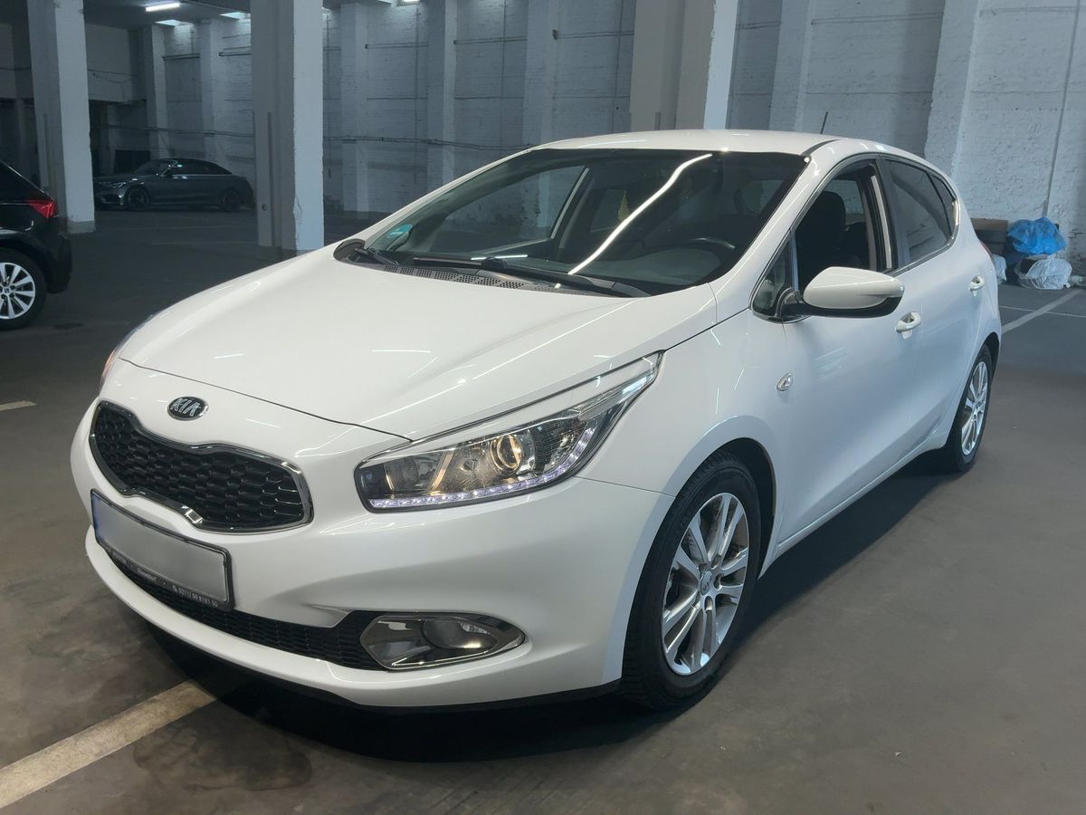 Kia cee'd 2015 — photo 1
