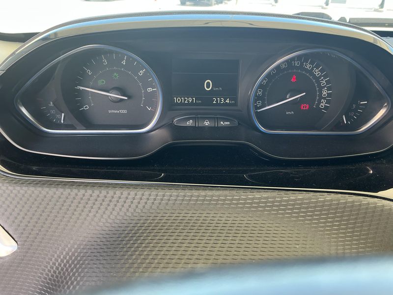 Peugeot 2008 1.2 PureTech Allure — zdjęcie 13